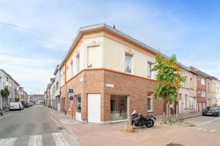 <p><span>VERKOCHT, compromis in opmaak. Dit appartement op de tweede verdieping beschikt over 2 slaapkamers.</span></p><p><span> </span></p><p><span>Via de gemeenschappelijke inkomhal, betreden we het appartement en komen we in de hall terecht. Er zijn 2 slaapkamers aanwezig en een badkamer uitgerust met douche, wastafel, toilet en aansluiting voor wasmachine. </span></p><p><span>De ruime leefruimte met open keuken (basis ingericht) geniet veel lichtinval. De condensatieketel (gas) werd recent nog vernieuwd. De nutsvoorzieningen (EGW) verlopen allen individueel. Dit kleinschalig gebouw bevat 3 appartementen, er is geen syndicus of lift aanwezig in het gebouw, waardoor de gemeenschappelijke lasten beperkt zijn. Het appartement werd ook asbestveilig bevonden en beschikt over energielabel B. De voor- en achtergevel zullen nog aangepakt worden tegen notariële akte. </span></p><p><span>Door zijn ligging, geniet dit pand een goede bereikbaarheid met de wagen of het openbaar vervoer. Het appartement is op heden verhuurd. Aandeel kosten basisakte en landmeter ten laste van de koper. </span></p><p><span> </span></p><p><span>Op zoek naar een eerste aankoop of investering met een stabiel en aantrekkelijk rendement? Contacteer de Fooz vastgoed via 09/225.00.78.</span></p><p><span> </span></p><p><span>Renovatieplicht: nee</span></p>
