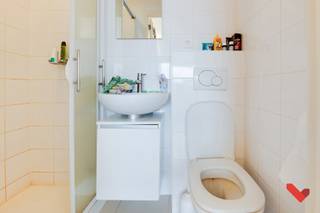 VOOR ACADEMIEJAAR 2026-2027<br />Welkom in deze ruime studentenstudio gelegen in hartje Leuven!<br />Deze ruime studio beschikt over een geïnstalleerde kitchenette, eigen sanitair en een geïnstalleerd meubel met opklapbaarbed.<br />Dankzij de grote raampartijen kan u tevens genieten van aangenaam natuurlijk daglicht.<br /><br />Deze fraai gerenoveerde studentenresidentie huisvest een 60-tal leuke en lichtrijke studio's.<br />Achteraan het gebouw is er een afgesloten gemeenschappelijke fietsenstalling.<br />De residentie is in een heel rustige buurt gelegen, vlot bereikbaar via afrit autostrade, voor het openbaar vervoer en richting stadscentrum. Ook van hieruit vlotte verbinding naar campussen en in het bijzonder Sportkot, GHB, Heverlee.<br /><br />Deze studio is enkel beschikbaar voor studenten en met onmiddelijke intrede.<br /><br />Huurprijs: €675 + €60 provisie nutsvoorzieningen.