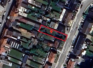 Deze gesloten bouwgrond biedt een uitstekende kans om jouw toekomstige woning te realiseren in een rustige straat met een aangename woonomgeving. De ligging combineert het comfort van een residentiële buurt met de nabijheid van voorzieningen zoals winkels, scholen en openbaar vervoer. Dankzij de centrale locatie geniet je van een vlotte verbinding naar omliggende gemeenten en steden.<br /><br />oppervlakte= 362m²<br /><br />Neem vandaag nog contact op met je ERA-makelaar voor meer informatie of een bezichtiging van de locatie.<br /><br />JOUW DROOMGROND. ZO GEVONDEN!