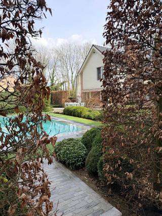 Deze vrijstaande villa is gelegen in een uiterst rustige en groene residentiële buurt op degrens van Bonheiden en Keerbergen. De woning werd...