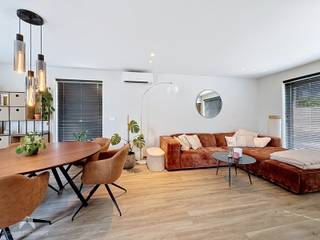 Recente en mooi afegewerkte halfopen woning met een warme hedendaagse uitstraling. Deze woning bestaat uit een lichtrijke inkomhal met apart gastentoilet. De gezellige leefruimte met eetplaats en open keuken vormt het hart van de woning en geniet van veel natuurlijk licht en een mooi zicht op de onderhoudsvriendelijk aangelegde tuin. Door de open indeling voelt de woning bijzonder ruim en aangenaam aan. Aansluitend bevindt zich naast de keuken nog een praktische berg– en wasruimte. <br />Op de verdieping zijn er twee volwaardige slaapkamers. De master bedroom beschikt over een handige dressing, terwijl de tweede kamer volledig werd ingericht met bureau en maatkasten, perfect als kinderkamer, thuisbureau of hobbyruimte. Buiten geniet je van een zonnige, zuid-gerichte tuin. De tuinberging opgedeeld in een afgesloten bergruimte en een overdekt loungegedeelte, ideaal voor gezellige zomeravonden of extra buitencomfort. De automatische poort zorgt bovendien voor een afgesloten private oprit, wat extra veiligheid en gebruiksgemak biedt.<br /><br />Troeven:<br />
<ul>
<li>Energiezuinig</li>
<li>Airco met koel- en verwarmingsfunctie</li>
<li>Conforme elektrische installatie</li>
<li>Regenwaterput 7.500 L</li>
<li>Nabij winkels, scholen en andere voorzieningen</li>
<li>Onderhoudsvriendelijk aangelegde tuin</li>
<li>Ruime oprit</li>
</ul>
Deze woning is te koop ZONDER makelaar via het concept van Smart Houses! Verdere inlichtingen of bezoek? Contacteer de eigenaar via +32477926826