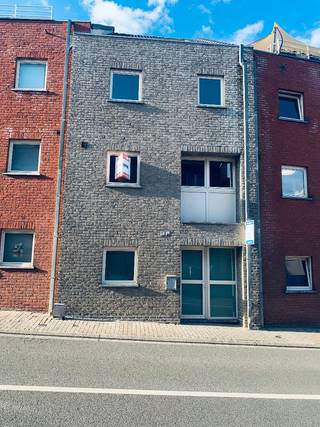 Ontdek deze charmante woning met 3 slaapkamers, gelegen aan de Brusselsesteenweg 12 in Overijse. De woning bestaat uit een begane grond en drie verdiepingen. Met een gunstig energielabel B is deze energiezuinige woning direct te betrekken. Het huis beschikt over een ruime woonkamer met een moderne, ingerichte keuken, ideaal voor gezellige avonden. De houten trap leidt naar de bovenverdiepingen waar de drie slaapkamers zich bevinden.<br /><br />De woning is onmiddellijk beschikbaar; alles is recent geschilderd, inclusief een ingerichte keuken en een nieuwe badkamer.<br /><br />Gelegen nabij het centrum van Overijse, met winkels op loopafstand en een bushalte in de buurt. Op een paar kilometer van de E411. Meer info 0477/52.17.90<br /><br />Découvrez cette charmante maison de 3 chambres, située au Brusselsesteenweg 12 à Overijse, cette maison se compose d'un rez-de-chaussée sur trois étages. Bénéficant d'un excellent DPE (Diagnostic de Performance Energétique) B. Elle est économe en énergie et prête être habitée. Elle offre un séjour avec une cuisine moderne équipée, idéale pour des soirées conviviales. Un escalier en bois mène aux étages supériers ou se trouvent les trois chambres.<br /><br />La maison est prête à emménager; tout a été repeint, avec un cuisine équipée et une salle de bains neuve.<br /><br />Située à proximité du centre d'Overijse, elle permet d'accéder à pied aux commerces et bénéfice d'un arrêt de bus tout proche. Elle se trouve également à quelques kilomètres de l'autoroute E 411. Gsm 0477/52.17.90