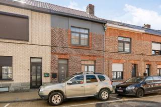 Een bezoek kan enkel telefonisch ingepland worden op het nummer 0496 07 89 48.Recent gerenoveerde woning met onder meer een bewoonbare oppervlakte...