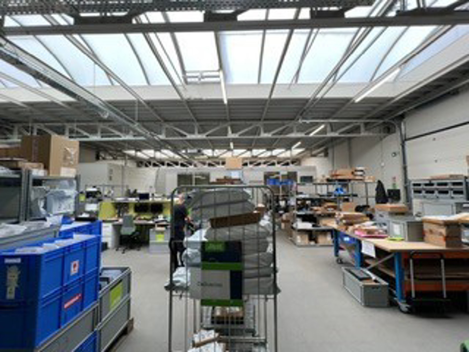 Ideaal gelegen loods met bureel en grote parking. - foto 3