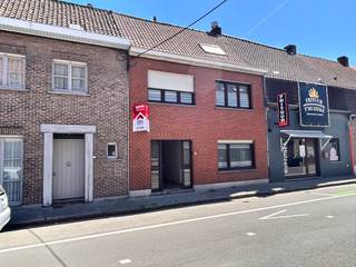 In het centrum van Wevelgem vind je deze op te frissen woning met tal van mogelijkheden. De ligging is een echte troef: op wandelafstand van...
