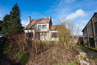 Verscholen in een oase van rust en groen, langs de oevers van de Schelde, bevindt zich deze  volledig te renoveren of te slopen woning !Hier ervaart...