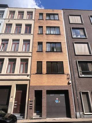 Dit goed gelegen vergunde opbrengsteigendom in de bruisende Kievitwijk bestaat uit 4 (2 slpk) appartementen en een magazijn op het glvl. Voor...