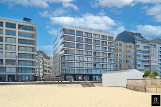 In de residentie Vivaldi, centraal gelegen om de hoek van het Driehoeksplein, bevindt zich dit uitzonderlijke 3-slaapkamerappartement met hoogwaardige afwerking en fenomenaal frontaal zeezicht. <br /><br />De indeling is ruim en bijzonder comfortabel. De brede, lichtrijke leefruimte met salon en eetplaats sluit naadloos aan op het terras en de volledig uitgeruste keuken. Het appartement beschikt over drie volwaardige slaapkamers, telkens met een eigen badkamer of douchekamer. De master bedroom is voorzien van een overvloed aan ingemaakte kasten en loopt elegant over in de badkamer met ruime inloopdouche, lavabo en toilet. De tweede slaapkamer beschikt eveneens over een ensuite badkamer met inloopdouche, lavabo en ligbad. De derde slaapkamer geniet van een eigen douchekamer. Daarnaast is er een praktische kast met aansluiting voor wasmachine en droogkast. Gastentoilet.<br /><br />Overal werd gekozen voor maatwerk en verfijnde afwerking. De residentie werd recent vernieuwd, met onder meer een opgefriste gevel, inkomhal, liften en nieuw aluminium schrijnwerk. Private kelder en fietsenstalling aanwezig. Mogelijkheid tot aankoop van een ruime parkeerplaats in het gebouw. Concierge aanwezig voor extra comfort en veiligheid.