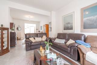 Bent u op zoek naar een appartement om comfortabel te wonen? Zoekt u eerder een prima investering? Dan bent u hier telkens aan het juiste adres!<br /><br />Dit appartement heeft een bewoonbare oppervlakte van maar liefst 128m² én werd van A tot Z gerenoveerd. Hierdoor is het een genot om in te verblijven. Lichtrijke open ruimtes, hedendaags comfort en 2 volwaardige slaapkamers zorgen ervoor dat dit appartement aanvoelt alsof u in een huis woont. De keuken is ruim en volledig ingericht en ook de badkamer beschikt over inloopdouche én ruim wasmeubel. Het appartement beschikt tevens over een ruime berging met wasmachine en droogkast én een afzonderlijk toilet. <br /><br />Op de koer is het dan weer genieten van een barbecue in het zonnetje of kan u rustig een boek lezen in de rust die er heerst ondanks de centrale ligging midden in de stad. <br /><br />Tot slot beschikt dit appartement nog over een afgesloten garagebox.<br /><br />Momenteel is het appartement permanent verhuurd waardoor het ook voor de investeerder onder u een unieke kans kan zijn.<br /><br />EPC: 223