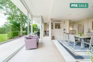 Droom jij van stijlvol wonen in alle rust? <br /><br />De woning (1.003 m²) te Izegem combineert ruimte en een hoogwaardige afwerking met een prachtig uitzicht. Gebouwd in 1987, zorgvuldig gerenoveerd doorheen de jaren en uitgebreid in 2014. De prachtige tuin, die met veel zorg en oog voor detail werd ontworpen, vormt een groene oase waar rust centraal staat.<br /><br />Met een bewoonbare oppervlakte van 186 m² biedt deze instapklare woning een uitzonderlijk wooncomfort voor eigenaars die op zoek zijn naar kwaliteit en elegantie.<br /><br />Doorheen de jaren werd de woning voortdurend verfijnd met duurzame materialen en maatwerk.<br /><br />Indeling: <br />Gelijkvloers: <br />- Inkomhal met apart toilet<br />- Ruime leefruimte<br />- Eetkamer<br />- Volledig uitgeruste keuken <br />- Bureauruimte<br />- Badkamer met douche, bad en lavabo<br />- Garage<br />- Kelder<br /><br />1ste verdieping: <br />- 4 slaapkamers<br />- Berging<br /><br />Buiten: <br />- Afgewerkte tuin met vijver (tuinarchitect Olivier Standaert, Burovoorbuitenruimtes)<br />- Tuinhuis met aparte berging hout<br />- Carport<br /><br />Troeven: <br />- 16 zonnepanelen (2008)<br />- Uitbouw + carport (2014)<br />- Kachel (Koen Dewaele, 2016)<br />- Maatkeuken van Deleersnyder, afgewerkt met een Dekton werkblad, spatwand en Siemens-toestellen (2018) door Charlotte Verhelst<br />- Op maat gemaakte ingemaakte kasten en stijlvolle vloerafwerking, ontworpen door Charlotte Verhelst<br />- Ontwerp interieur living (schouw, kasten en brandglas): Pia Manu<br />- Regenwaterput (20.000 liter)<br />- Domotica <br />- Gasketel (eind 2024)<br /><br />Een zeldzame kans voor wie op zoek is naar een huis met klasse.<br /><br />De eigendom wordt aangeboden via de Pre-sale formule. Op 03/10/2026 tussen 10:00 en 12:00 kan u het huis op afspraak komen bezichtigen en een bod uitbrengen. De vermelde prijs is een instelprijs. Voor meer info, gelieve contact op te nemen met de dossierverantwoordelijke.<br /><br />Bestuursmaatregelen in het maatregelenregister: nee