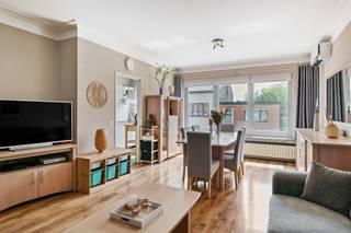 <p><span>Instapklaar appartement met 2 slaapkamers en garage, gunstig gelegen nabij het landelijke dorpscentrum van Duffel - West.</span></p><p><span> </span></p><p><span>Dit aangenaam appartement met 2 slaapkamers is gelegen op de eerste verdieping van een kleinschalige residentie. Het appartement is functioneel ingedeeld, werd afgewerkt met duurzame materialen en steeds met de grootste zorg onderhouden. Grote raampartijen zorgen voor veel lichtinval. Een airco is voorzien in de woonkamer en in de grote slaapkamer - een absolute troef. De woonkamer en aansluitend keuken bieden een gezellige thuis. De inkomhal / nachthal biedt toegang tot twee slaapkamers, een badkamer met douche, een berging en een apart toilet. Parkeergelegenheid is gegarandeerd dankzij de garagebox, achteraan gelegen.</span></p><p><span> </span></p><p><span>Dankzij de gunstige ligging nabij het dorpscentrum zijn winkels, scholen, een wekelijkse markt en openbaar vervoer op wandel- of fietsafstand te bereiken. de centrale ligging vormt tevens een ideale uitvalbasis, centraal tussen Brussel en Antwerpen, nabij E19, treinstation en fietsostrade</span></p><p><span> </span></p><p><span>Op zoek naar een mooi appartement of een ideale investering ? Mis deze kans niet en contacteer ons via 015/755 444 of info@immovercammen.be .</span></p><p><span> </span></p>