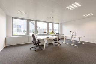 Quiet and light offices in a green environment near the Ring Road of Brussels between the E40 and the A12. The new tram line and several bus...