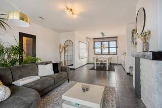 <p><strong>Te huur: Penthouse met groot terras in Mechelen, gelegen aan de Oude Liersebaan op de stadsrand.</strong></p><p><br /></p><p>Dit appartement biedt een comfortabele indeling met twee slaapkamers en een groot terras, ideaal voor wie rustig wil wonen maar toch dicht bij alle voorzieningen. De ligging nabij invalswegen en het ziekenhuis maakt het een praktische keuze voor dagelijks leven. De vernieuwde keuken is uitgerust met vaatwasser, combi-oven en ingemaakte kasten, waardoor koken een plezier wordt.</p><p>Een garagebox kan erbij gehuurd worden voor €95/maand.</p><p><br /></p><p><strong>Belangrijkste ruimtes:</strong></p><p>• Woonkamer met toegang tot het terras</p><p>• Keuken met ingemaakte kasten</p><p>• Twee slaapkamers</p><p>• Badkamer met douche en wastafel</p><p>• Apart toilet</p><p>• Berging</p><p>• Garage (€95/maand)</p><p><br /></p><p><strong>Troeven:</strong></p><p>• Ligging op de stadsrand, nabij park en openbaar vervoer</p><p>• Praktische indeling met twee slaapkamers</p><p>• Groot terras</p><p><br /></p><p><strong>Interesse?</strong></p><p>Klik op de knop &amp;quot;neem contact op&amp;quot;. Daarna ontvangt u een mail. Gelieve de stappen in deze mail te volgen om u kandidaat te stellen.</p>