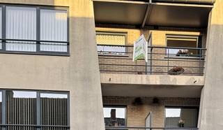 Dit appartement is gelegen op de 2de verdieping en bestaat uit: lift - inkomhal - living met aansluitend terras - keuken - berging/wasplaats -...