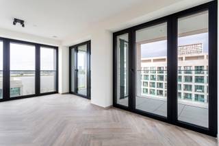 <p>PLAN UW BEZOEK VIA VOLGENDE LINK: https://listed.mijnhuurprofiel.be/whise/7219591<br /><br />Welkom in dit prachtige nieuwbouwappartement op de zevende verdieping van de hedendaagse ontwikkeling “Scheldehof”, gelegen aan de Frans Burenstraat, in het bruisende hart van Nieuw Zuid.</p>
<p>Het appartement bevindt zich in het geliefde Nieuw Zuid, een levendige wijk met een focus op duurzaamheid, architectuur en rust. Op wandelafstand vind je topzaken om iets te gaan eten of drinken, diverse kunstgalerijen, bakkerij, supermarkt en de vernieuwde Scheldekaaien met hun prachtige wandelboulevard aan het water.</p>
<p>Met een bewoonbare oppervlakte van ca. 82 m² biedt dit appartement een ideale combinatie van comfort, ruimte en design. Deze eerste bewoning staat garant voor een modern en energiezuinig wooncomfort, volledig instapklaar afgewerkt met hoogwaardige materialen.</p>
<p>De leefruimte baadt in het licht dankzij de grote ramen en biedt rechtstreeks toegang tot een uitzonderlijk ruim terrasdat perfect werd ingedeeld in een zomer en winterterras ideaal om het hele jaar door van buitenruimte te genieten.</p>
<p>De open keuken is volledig geïnstalleerd en uitgerust met kwalitatieve toestellen en een strak, hedendaags ontwerp. Het appartement beschikt verder over twee volwaardige slaapkamers, een stijlvolle badkamer, apart toilet en voldoende bergruimte.</p>
<p>Huurprijs: 1675,00 EUR<br />Kosten: 130,00 EUR/maand<br />Beschikbaarheid: onmiddelijk <br /><br /><span>Interesse? Contacteer LISTED voor een bezoek: +32 3 283 51 51</span></p>