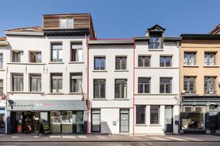 <p><span>Op zoek naar een rendabele investering op een absolute toplocatie? Dit vergund opbrengsteigendom bevindt zich midden in de studentenbuurt, op wandelafstand van het MAS en het historische centrum. De combinatie van een handelsgelijkvloers en vier studentenkamers zorgt voor een sterke, gespreide huuropbrengst en een stabiel rendement.</span></p><p><span> </span></p><p><span>Doordachte indeling met aparte entiteiten</span></p><p><span>De inkomhal biedt een duidelijke scheiding tussen het gelijkvloers en de bovenliggende wooneenheden. Het handelsgelijkvloers (EPC: B) beschikt over een aparte ingang en vormt een volwaardige, zelfstandig te exploiteren unit met eigen voorzieningen en een afzonderlijke slaapruimte. Ideaal voor commerciële invulling of aparte verhuur, Air bnb, … </span></p><p><span>Op de eerste verdieping bevindt zich de gemeenschappelijke leefruimte met keuken, aangevuld met praktische bergruimte en een apart toilet. Op deze verdieping is ook een eerste studentenkamer ondergebracht met eigen sanitair.</span></p><p><span> </span></p><p><span>Efficiënte kamerindeling voor maximale bezetting</span></p><p><span>De tweede verdieping omvat twee volwaardige studentenkamers, elk met een eigen sanitaire voorziening en een functioneel ingedeelde leef- en slaapzone.</span></p><p><span>De derde verdieping biedt een bijkomende, ruimer opgezette kamer met studio-indeling, inclusief eigen leefruimte, slaapgedeelte en sanitair. Deze variatie in kamertypes verhoogt de aantrekkingskracht voor verschillende huurprofielen.</span></p><p><span> </span></p><p><span>Leven in het centrum van alles</span></p><p><span>Gelegen in het historische centrum van Antwerpen, midden in een levendige studentenomgeving. Campussen, de Paardenmarkt, Ossenmarkt en Stadswaag liggen op korte afstand.</span></p><p><span>De bereikbaarheid is uitstekend dankzij nabijgelegen openbaar vervoer en belangrijke invalswegen. Dagelijkse voorzieningen zoals winkels en horeca bevinden zich op wandelafstand, wat deze locatie bijzonder aantrekkelijk maakt voor huurders.</span></p><p><span> </span></p><p><span>Maatregelenregister: in aanvraag</span></p><p><span> </span></p>