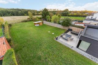 <p><span>Uiterst knappe gerenoveerde HOB met 3-4 slaapkamers gelegen op een zonnig georiënteerd perceel van 12a48ca te Beverlo.</span></p><p><span> </span></p><p><span>Belangrijkste troeven: </span></p><p><span>- Centrale ligging</span></p><p><span>- Uiterste kwalitatief afgewerkt en volledig gerenoveerd in 2021</span></p><p><span>- 3 slaapkamers, doch kan de bureau kamer op het GV als extra slaapkamer dienen</span></p><p><span>- EPC label B (128 kWh) maar wanneer zonnepanelen geplaatst worden dan wordt het een A label</span></p><p><span>- Tuin met nieuwe tuinkamer</span></p><p><span>- Rolluiken vooraan aan de straatkant</span></p><p><span>- Voorraadkelder</span></p><p><span>- Conforme elektriciteit</span></p><p><span> </span></p><p><span>Bekijk zeker ook de 3D virtuele rondleiding en de grondplannen met de afmetingen. Zo krijgt u van thuis uit al een perfect beeld van wat deze woning te bieden heeft!</span></p><p><span> </span></p><p><span>Wenst u meer info of een vrijblijvende bezichtiging, contacteer dan ons kantoor op het nummer 011 85 15 15 en wij helpen u graag verder. </span></p>