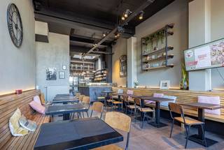 <p>Op een absolute toplocatie aan het <strong>Joseph Possozplein</strong>, midden in het bruisende centrum van Halle, bevindt zich dit commerciële handelsgelijkvloers van ca. 92 m². Dankzij de uitstekende zichtbaarheid, de centrale ligging en de vele passanten geniet deze eigendom van een bijzonder interessante commerciële uitstraling.</p><p>De handelsruimte is momenteel ingericht als eethuis/koffiehuis en beschikt over een ruime en open indeling die tal van mogelijkheden biedt voor verschillende commerciële activiteiten. Het pand beschikt over een open ruimte vooraan, een functionele keuken, sanitaire voorzieningen en een praktische berging. </p><p>Dankzij de grote etalage geniet het pand van een maximale visibiliteit en een aangename lichtinval, wat zorgt voor een uitnodigende sfeer voor klanten en bezoekers.</p><p>De centrale ligging vormt zonder twijfel één van de grootste troeven van deze eigendom. Winkels, horeca, openbaar vervoer en openbare parkeergelegenheid bevinden zich in de onmiddellijke omgeving, wat zorgt voor een constante passage en een uitstekende bereikbaarheid.</p><p>Of u nu op zoek bent naar een locatie voor uw eigen handelszaak of naar een interessante investering op een commerciële toplocatie, deze handelsruimte biedt een unieke opportuniteit in het hart van Halle. Dankzij de veelzijdige indeling en de uitstekende ligging vormt dit pand een ideale uitvalsbasis voor uiteenlopende commerciële activiteiten.</p>