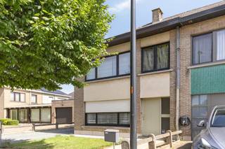Bent u op zoek naar een interessante investering of een woning met tal van mogelijkheden? Dan is deze eigendom in de rustige en residentiële Hof ter Lokerenstraat te Aalst beslist een bezoek waard.
Deze eigendom is momenteel ingedeeld als twee vergunde éénslaapkamerappartementen, maar kan eveneens perfect dienst doen als ruime ééngezinswoning. Dankzij deze flexibiliteit biedt het pand tal van mogelijkheden, zowel voor investeerders als voor gezinnen of kandidaat-kopers die wonen en verhuren willen combineren.
Op het gelijkvloers bevindt zich een appartement met één slaapkamer en een aangename privatieve tuin. Daarnaast beschikt de woning over een ruime zijdelingse garage, een absolute troef die zorgt voor extra comfort en opslagruimte.
De bovenverdieping omvat een duplexappartement met één slaapkamer, gekenmerkt door een praktische indeling en een aangenaam ruimtegevoel.
De woning geniet van een rustige, residentiële ligging, terwijl winkels, scholen, openbaar vervoer en de belangrijkste invalswegen zich op korte afstand bevinden.
Hoewel de eigendom deels te moderniseren is, vormt dit net een uitstekende kans om het pand volledig naar eigen smaak en hedendaagse woonnormen in te richten. Of u nu op zoek bent naar een rendabele investering, een kangoeroewoning, een combinatie van wonen en verhuren of een ruime gezinswoning: deze veelzijdige eigendom biedt een uitzonderlijk potentieel.
Meer info of een bezoek: Michael@immoaccenta.be