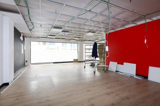 Op zoek naar een commerciële ruimte op een toplocatie in het centrum van Beveren? Dan is dit handelspand beslist iets voor u!Indeling: Grote...