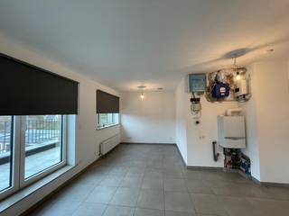 Deze studio is gelegen in een rustige straat, te midden van het centrum van Geel en bestaat uit: <br /><br />Bestaande uit (met lift!):<br />- Inkomhal<br />- Woonkamer met slaapgelegenheid<br />- Keuken <br />- Badkamer (met lavabo, douche en toilet)<br />- Terras<br />- Autostaanplaats achter het gebouw<br /><br />Extra: <br />- Onderhoudsvriendelijk en afgewerkt met kwalitatief hoogstaande materialen!<br />- De studio beschikt over zonnepanelen waardoor het heel energiezuinig is! <br />- De studio is tevens ook voorzien van lichtarmaturen!<br />- De studio is onmiddellijk beschikbaar!<br />- Huurprijs bedraagt 630 euro/maand + 20 euro/maand gemeenschappelijke kosten!<br /><br />Uitsluitend via onze website www.vastengoed.be kan u een bezichtiging inplannen op de vooropgestelde bezoekmomenten. Voor andere vragen kan u het kantoor bereiken op het nummer 014/72.73.74.