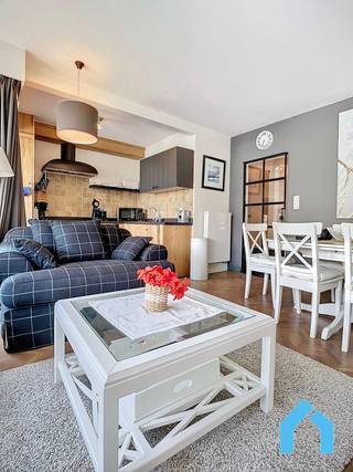 Cet appartement une chambre se trouve à distance de marche du magnifique Parc 58 et de la plage – l’endroit parfait pour profiter du calme, de la nature et de la mer.<br /><br />L’agencement est pratique et confortable : un hall d’entrée mène à une chambre spacieuse, une salle de douche avec toilette, ainsi qu’un séjour lumineux avec cuisine ouverte. Vous bénéficiez également d’un balcon agréable, idéal pour un moment de détente.<br /><br />Il est également possible d’acheter un garage dans l’immeuble – un atout pour se garer en toute sécurité.<br /><br />Intéressé(e) ?<br />Téléphone : 050 60 99 70<br />E-mail : info@immodenil.be