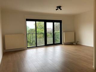 De studio is als volgt ingedeeld: living met open keuken en apart badkamer.De keuken is voorzien van alle toestellen.In de living staat er centraal...