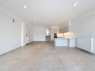 HOOGWAARDIG AFGEWERKT APPARTEMENT MIDDEN IN HET STADSCENTRUM VAN IEPER HET APPARTEMENT BEVINDT ZICH OP DE TWEEDE VERDIEPING EN IS INGEDEELD ALS...