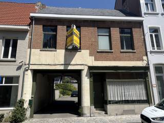 Op zoek naar een renovatieproject op 318m² met commerciële troeven of woongelegenheden op een toplocatie. Deze woning omvat op het gelijkvloers een ruime parking-binnenkoer, een studio alsook traphal naar app op de eerste verdieping.Het appartement op de verdieping omvat een living, keuken, terras, 1 slaapkamer, badkamer en berging. Via luik in de keuken is de ruime zolder met mogelijkheden bereikbaar.Gelegen in het historische centrum van Mechelen, op wandelafstand van winkels, horeca en het openbaar vervoer, biedt dit pand tal van opties voor gezinnen, zelfstandigen of investeerders. De unieke combinatie van woon- en werkruimte maakt deze woning bijzonder veelzijdig.