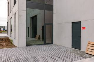 Ontdek het gloednieuwe KMO-project Gruuthuse in Oostkamp.<br /><br />Dit modern bedrijvenproject bevindt zich op een strategische locatie in het hart van West-Vlaanderen. <br />De laatste afwerkingswerken zijn volop aan de gang. <br />Ideaal voor ondernemingen die nood hebben aan extra ruimte of op zoek zijn naar een interessante investering.<br />De kmo-units in Oostkamp bevinden zich op een uitstekende locatie in de nabijheid van de grote steden zoals Brugge en Gent , waardoor ze kunnen bijdragen aan een bloeiende economische omgeving die tal van zakelijke kansen bieden.<br /><br /><br />Troeven: <br /><br />* Toplocatie nabij Brugge en Gent - vlotte verbinding met de E40 en E403 <br />* Duurzame BEN gebouwen <br />* Casco oplevering met een oppervlakte van 714,18 m²<br />* Vrije hoogte van 10 meter<br />* Aparte kantoorruimte<br />* 2 verdiepen<br />* Mogelijkheid tot diverse optiepakketten<br />* 3 parkeerplaatsen<br />* Industriële, gepolierde gewapende betonvloer<br />* Lichtstraat in meerwandige polycarbonaatplaten met aluminium profielen<br />* Aluminium schrijnwerk met elektronische sectionale poort<br /><br />Onmiddellijk beschikbaar of beschikbaar op zeer korte termijn!<br /><br />Interesse?<br />Contacteer Simon via 0498 12 37 08 of mail naar simon@vicusvastgoed.be