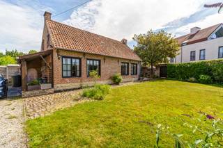 <p>Interesse in dit pand? Neem voor bijkomende informatie rechtstreeks contact op met Erik Smeijers via <strong>+32 497 53 07 96</strong> of <strong>erik@copandi.be</strong>. Een bezoek inplannen kan eenvoudig via www.copandi.be.</p><p> </p><p>Deze charmante woning is gelegen in Meerbeek, meer bepaald in de St-Antoniusstraat 34. Ze ligt op de hoek met de Wijnegemhofstraat. Dit is echt in het centrum van Meerbeek. De kerk en Delhaize liggen vlakbij. Maar ook scholen en openbaar vervoer zijn te vinden op korte afstand.</p><p> </p><p>De woning beschikt over 3 slaapkamers en 1 vernieuwde badkamer. Verder zijn er ook heel wat authentieke elementen, wat het erg aangenaam maakt. De indeling is als volgt :</p><p> </p><p><strong>Gelijkvloers</strong><br />Deze verrassend ruime woning beschikt over twee aangename leefruimtes die samen zorgen voor een gezellige en flexibele indeling. De grootste leefruimte van bijna 28 m² vormt het hart van de woning en sluit mooi aan op een tweede leefruimte die perfect kan dienen als eetkamer, tv-kamer of bureau.</p><p>Aansluitend bevindt zich de ruime keuken van bijna 16 m² met voldoende plaats voor dagelijks comfort. Verder beschikt het gelijkvloers over een slaapkamer met aansluitende dressing, een ruime badkamer met bad en douche, twee hallen en een praktische berging van meer dan 12 m² die ideaal is als wasruimte of extra opslagruimte.</p><p> </p><p><strong>Verdiep 1</strong><br />Op de eerste verdieping bevinden zich nog twee uitzonderlijk ruime slaapkamers van telkens meer dan 20 m². De ruime nachthal verbindt beide kamers en zorgt voor een aangename circulatie.</p><p><br />✅ Drie ruime slaapkamers<br />✅ Dressing aansluitend aan de slaapkamer op het gelijkvloers<br />✅ Twee gezellige leefruimtes<br />✅ Ruime keuken<br />✅ Grote badkamer met bad en douche<br />✅ Praktische berging van ca. 12 m²<br />✅ Ideaal voor gezinnen of gelijkvloers wonen</p>