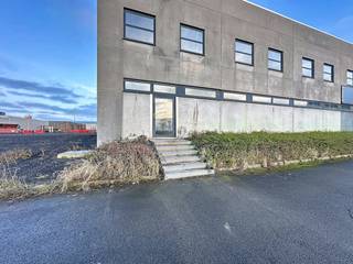 Entrepôt d'environ 180 m² avec un bureau d'environ 90 m² à louer à Ypres.Ce bâtiment situé sur l'Oostkaai à Ypres est idéalement situé à proximité...