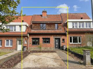 Rijwoning met tuin op rustige ligging in Waasmunster. Op zoek naar een woning met een uitstekende bereikbaarheid? Deze rijwoning is rustig gelegen in een woonwijk in Waasmunster en heeft een vlotte verbinding naar de E17 en via het openbaar vervoer. Bij het betreden van de woning komt u terecht in de hal met gastentoilet met aansluitend de leefruimte en keuken. Verder beschikt de woning over een badkamer met tweede toilet en twee volwaardige slaapkamers. Via een vaste trap bereikt u de zolderverdieping, waar zich nog een extra kamer bevindt, ideaal als bureau, hobbyruimte of kinderkamer. Buiten geniet u van een gezellige tuin met overdekt terras, perfect om in alle seizoenen van het buitenleven te genieten. Daarnaast zijn er een praktische buitenberging en een kelder aanwezig, wat zorgt voor extra opbergruimte. Een extra troef is de berging/wasplaats met een extra spoelbak en toegang naar de tuin.Daarnaast beschikt de woning over elektrische rolluiken en een parkeerplaats op eigen terrein.Kom je de woning graag bezichtigen? Contacteer ons dan via contact@eberhardvastgoed.be of +32 3 779 69 29 We horen graag van je!
