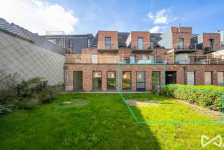 Bent u op zoek naar een comfortabel appartement op een centrale ligging? Dit aangename gelijkvloerse appartement bevindt zich in het centrum van Merelbeke, op wandelafstand van winkels, horeca, openbaar vervoer en andere dagelijkse voorzieningen.
De leefruimte vormt het hart van de woning en sluit mooi aan op de open keuken, wat zorgt voor een aangename en praktische leefomgeving. Verder beschikt het appartement over een slaapkamer en een vernieuwde badkamer met douche.
Een absolute troef is het privatieve tuintje, waar u in alle rust van het buitenleven kunt genieten. Daarnaast is er een gemeenschappelijke fietsenberging en vuilnisberging aanwezig
Wie nood heeft aan een garage, heeft bovendien de mogelijkheid om een garage bij aan te kopen. Dit is echter geen verplichting. Zowel interessant voor eigen woonst als voor opbrengsteigendom.
Contacteer Stefanie op het nummer 055/59 50 10 of email stefanie.browaeys@weinvest.be
