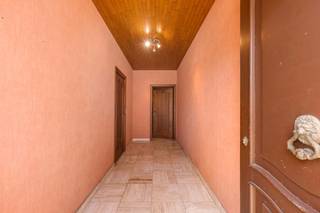 Deze centraal gelegen woning in Ruiselede biedt een ideale mix van bereikbaarheid en voorzieningen. Met winkels, scholen en openbaar vervoer in de nabijheid heeft u alles binnen handbereik. Daarnaast zijn er uitstekende verbindingen naar Tielt, Aalter en omliggende gemeenten.<br /><br />Indeling:<br />Glv: inkomhal - woonkamer - keuken voorzien van kookplaat, dampkap en oven - badkamer met douchebad en dubbele lavabo - apart toilet - veranda - atelier - kelder - ruime tuin<br />1e V: 3 slaapkamers<br />Zolderverdieping: volledig geïsoleerd<br /><br />Algemeen:<br />- Beschikbaar bij akte<br />- E534 > label F > renovatieverplichting van toepassing<br />- Decentrale verwarming met gaskachel<br />- Niet asbestveilig<br />- Blanco bodemattest aanwezig<br /><br /><strong>Extra troef:</strong><br />Twee garages bij te kopen in de Akkerweg, tegenover de woning. Prijs: €30.000 voor beide – ideaal voor extra opslag of parkeren.