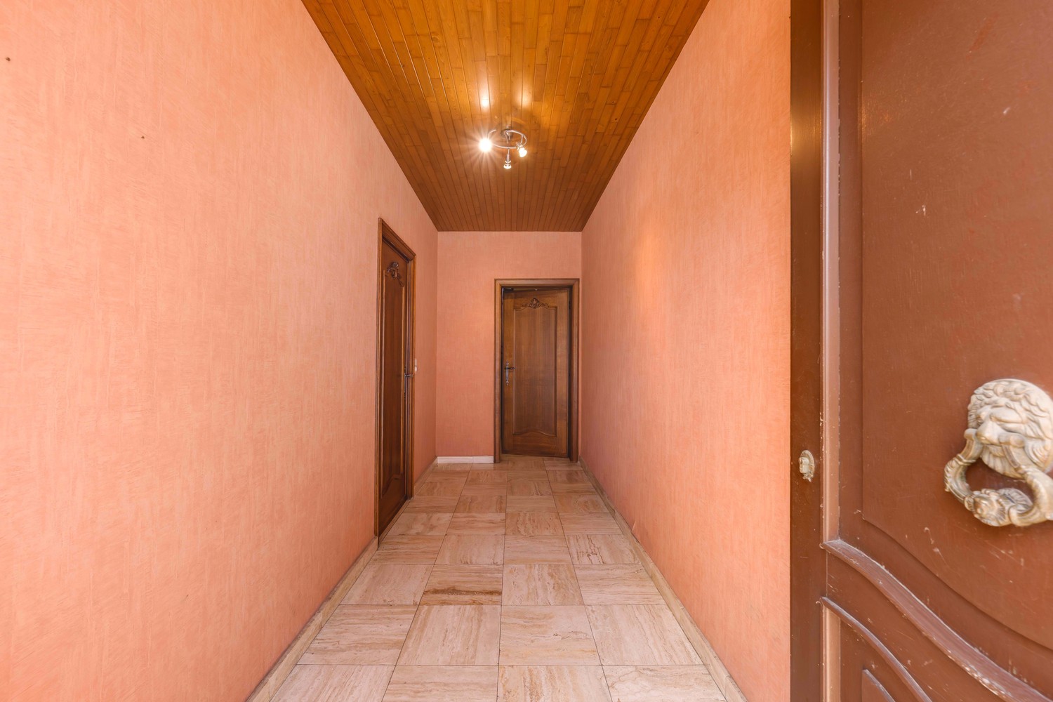 Halfopen woning met ruime tuin in centrum Ruiselede. - foto 2