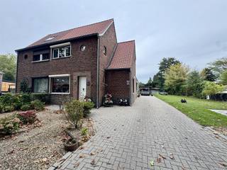 Halfopen woning te koop Baron Coppéelaan 18, MaasmechelenBen je op zoek naar een instapklare woning met extra ruimte, veel lichtinval en een...