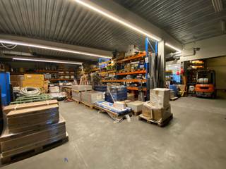 Opslag met kantoren te huur in Ninove met vlotte toegang naar de Expresweg. De opslagruimte beschikt over een hoogte van 4 meter, polybeton...