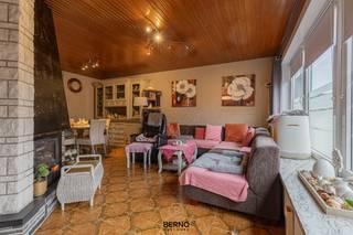 <br />Deze solide bel-etagewoning is ideaal gelegen op wandelafstand van het station en biedt tal van mogelijkheden voor wie op zoek is naar een woning met ruimte en potentieel. Op het gelijkvloers bevindt zich een ruime garage, een praktische wasplaats, een berging en een gezellig overdekt terras waar het heerlijk vertoeven is. De eerste verdieping omvat een aangename leefruimte, een keuken met eethoek, drie volwaardige slaapkamers, badkamer en zolderruimte. De woning beschikt bovendien over een gezellige tuin waar je in alle rust en privacy kan genieten. Voor alle info : dirk@berno.be<br />