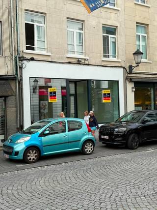 Op zoek naar een instapklare commerciële ruimte voor uw zaak? Deze volledig vernieuwde gelijkvloerse handelsruimte van 65 m² biedt alles wat u nodig heeft om onmiddellijk van start te gaan. De ruimte is modern afgewerkt en beschikt over alle nodige voorzieningen, waaronder een toilet, een praktische kitchenette en een verzorgde inrichting.<br />De maandelijkse huurprijs bedraagt € 1.750. Om uw opstart extra aantrekkelijk te maken, geniet u van een uitzonderlijke huurkorting: 50% korting tijdens de eerste maand, 40% tijdens de tweede maand, 30% tijdens de derde maand, 20% tijdens de vierde maand en 10% tijdens de vijfde maand. Vanaf de zesde maand geldt de normale huurprijs van € 1.750 per maand.<br />Een uitstekende opportuniteit voor ondernemers die op zoek zijn naar een representatieve, instapklare handelsruimte met een voordelige opstartformule.