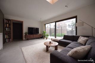 In de Rijselstraat te Ieper vinden we deze nieuwbouwstudio voorzien van ruim terras en tuin.De studio biedt een ideale woonomgeving voor wie wenst te wonen op een centrale locatie, ruim en modern.Indeling:V-1: Private kelderbergingGLV: Hal - leefruimte met open keuken -apart toilet - badkamer - slaapkamer- terras - tuinExtra's:* E-peil: 60* Mogelijkheid tot aankopen garage of afgesloten staanplaats* Kelderberging inbegrepen* CV op gas met vloerverwarming* Zonnepanelen aanwezig