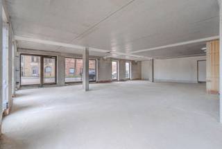 Deze casco handelsruimte van 181,49 m² bevindt zich in residentie VUE op een invalsweg en vlakbij Veurne-centrum.Mogelijkheid tot het aankopen van...