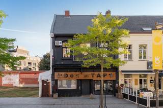 In de bruisende Kerkstraat van Neerpelt, dé horecastraat bij uitstek, bieden wij u dit unieke opbrengsteigendom aan. Het handelspand huisvest het bekende café Den Tap, een vaste waarde in het centrum, met een ruime bar en gezellige inrichting.<br />Boven het café bevindt zich een appartement met ingerichte keuken, leefruimte, badkamer, wasplaats en een grote zolder met uitbreidingsmogelijkheden.<br />Troeven:<br />Toplocatie in het centrum van Neerpelt, naast andere horecazaken en winkels<br />Het handelspand is verhuurd aan de brouwer en  het appartement zijn apart verhuurd. Als investeerders is er dus onmiddellijk rendement op een zeer interessante locatie.<br /><br />Het is uiteraard ook ideaal voor een horeca-ondernemer die zelf wil wonen boven de zaak, of een deel van de lening al wenst terug te betalen door het appartement verder te verhuren. <br />Dit is de perfecte combinatie van een gevestigde handelszaak en een instapklaar appartement, waardoor het zowel interessant is als investering of als eigen uitbating.<br />Locatie: Kerkstraat, Neerpelt<br />Indeling: Inkom, caféruimte met bar, sanitair, berging, appartement met keuken en woonkamer, badkamer, wasplaats, ruime zolder<br />Kelder: Aanwezig<br /><br />Mis deze opportuniteit niet, contacteer ons voor een vrijblijvende afspraak!