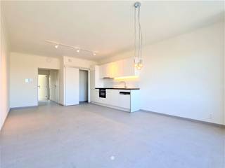 <p><span>Vous recherchez un appartement entièrement prêt à emménager et facilement accessible ? Alors ce bien pourrait bien vous intéresser.</span></p><p><span> </span></p><p><span>Voici quelques-uns de ses atouts :</span></p><ul><li><span>Récemment entièrement rénové – rénovation énergétique en profondeur</span></li><li><span>Très faible consommation d'énergie : indice E  <60 !</span></li><li><span>Prêt à emménager</span><span>: peint et équipé d’un système d’éclairage</span></li><li><span>Situé au calme tout en étant proche du centre-ville et des axes routiers</span></li><li><span>Terrasse exposée sud </span></li></ul><p><span> </span></p><p><span>L'appartement se présente comme suit : </span></p><p><span>Hall d'entrée avec WC séparé, salon avec cuisine ouverte équipée (plaques de cuisson, hotte, four, réfrigérateur, lave-vaisselle), </span></p><p><span>débarras/buanderie, salle de bains équipée (meuble-lavabo et douche à l'italienne), deux chambres, terrasse orientée sud </span></p><p><span>Débarras </span><span>supplémentaire </span><span>à l'arrière du bâtiment.</span></p><p><span> </span></p><p><span>'s supplémentaires</span></p><p><span>Possibilité de louer en option un garage (16 m²) avec alimentation électrique indépendante et compteurs séparés ! (€ 70)</span></p><p><span> </span></p><p><span> </span></p><p><span>Disponible</span><span>immédiatement </span></p><p><span>Loyer</span><span>: € 915 + € 45 de charges communes (assurance incendie, consommations + nettoyage des parties communes)</span></p><p><span>Cote E :</span><span> 53</span></p><p><span> </span></p><p><span>Intéressé(e) ? Contactez vite l'agence immobilière Axel Lenaerts pour organiser une visite !</span></p><p><span> </span></p><p><span> </span></p>