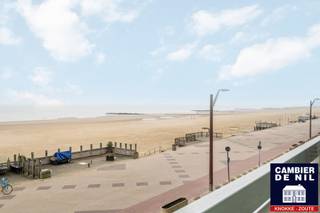 Exclusief te koop: Appartement met frontaal zeezicht en een aangename gevelbreedte ideaal gelegen nabij het Lichttorenplein. <br /><br />Indeling: inkom met gastentoilet en vestiaire, halfopen keuken, ruime eetkamer en living met een breed zeezicht. <br />Twee kamers achteraan waarvan de eerste met een eigen douche en de tweede slaapkamer met een aparte badkamer. eerste kamer met eigen douchekamer, tweede slaapkamer met een aparte badkamer. Beide kamers geven uit op het terras. Berging in het appartement. <br />Privatieve kelder en mogelijkheid tot aankoop dubbele staanplaats op enkele passen van het appartement.<br /><br />EPC: 114 kWh/m² - UC: 20250203-0003520451-RES-1