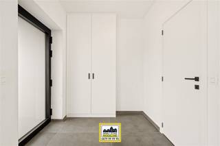 <p>"ABSOLUTE TOPPER" – Afspraak ENIGE BEZOEKDAG ENKEL telefonisch via Elias Le Juste op 0487/ 33. 10. 10., meer info via Facebook “Remue Randy” – LIKE de pagina en blijf op de hoogte van alle nieuwe woningen. De stukken van de woning zijn te consulteren op www.immo-zone.be. In het landelijke ONKERZELE (Geraardsbergen) ontdekken we deze prachtige woning, gelegen op een toplocatie met scholen, winkels, openbaar vervoer en het station in de directe omgeving. Indeling: Bij het betreden van de woning komen we in een ruime inkomhal met gastentoilet. Deze leidt naar de lichtrijke open leefruimte met aansluitend de eetplaats met volledig uitgeruste moderne keuken met keukeneiland met aansluitend een ruime bergruimte. Dankzij de grote raampartijen geniet de woning van een overvloed aan natuurlijk licht en een prachtig zicht op het zongerichte terras, de tuin en de achterliggende weides. Op de eerste verdieping bevinden zich drie volwaardige slaapkamers en een extra ruimte die perfect kan ingericht worden als dressing. Daarnaast is er een apart toilet en een badkamer uitgerust met inloopdouche, ligbad en dubbele lavabo. De tweede kan volledig naar eigen wens worden ingericht. Deze woning is een ABSOLUTE TOPPER voor wie op zoek is naar een instapklare, energiezuinige woning met een rustige en groene ligging. VOOR ZEER SNELLE BESLISSERS!<br />IMMO ZONE RHODELAND – ELIAS LE JUSTE – 0487/ 33. 10. 10.</p>