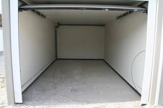 Garagebox te huur. Sectionale poorten - elektriciteit en verlichting per garage. Afmetingen: 2,98m x 5,50m Vrij 01/03/2026...