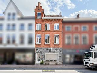 <strong>KARAKTERVOL HERENHUIS</strong> met <strong>GROOT BRUIKBAAR OPPERVLAK (283M²)</strong> en <strong>STADSTUIN</strong> in hartje Ronse. Deze charmante eigendom combineert <strong>AUTHENTIEKE ELEMENTEN MET EEN ZEE AAN RUIMTE</strong>, ideaal voor gezinnen of wie <strong>WONEN EN WERKEN</strong> wil combineren. Bij binnenkomst onthult de majestueuze inkomhal <strong>HOGE PLAFONDS</strong> en originele details die meteen indruk maken. De lichtrijke leefruimte sluit naadloos aan op een aparte, volledig ingerichte keuken <strong>MET ONTBIJTHOEK</strong>. Boven zijn <strong>ER VIER VOLWAARDIGE SLAAPKAMERS, EEN PRAKTISCHE DRESSING, BUREAURUIMTE</strong> en verzorgde badkamer met ligbad. De ruime zolder biedt <strong>UITBREIDINGSPOTENTIEEL VOOR EXTRA KAMER(S)</strong>. Bovendien is er voldoende bergruimte door de <strong>GROTE KELDER (65M²).</strong> Gelegen op een perceel van <strong>230 M² MET EPC-LABEL D (GEEN RENOVATIEVERPLICHTING) EN ASBESTVEILIG</strong>. Op wandelafstand van de Grote Markt, station en winkels, dit herenhuis verenigt <strong>RUIMTE, STIJL EN EEN TOPLIGGING IN HET BRUISENDE CENTRUM VAN RONSE.</strong><br /><br />Adres: Zuidstraat 36 te Ronse<br /><br />Geen renovatieplicht, P-score: A, G-score: A