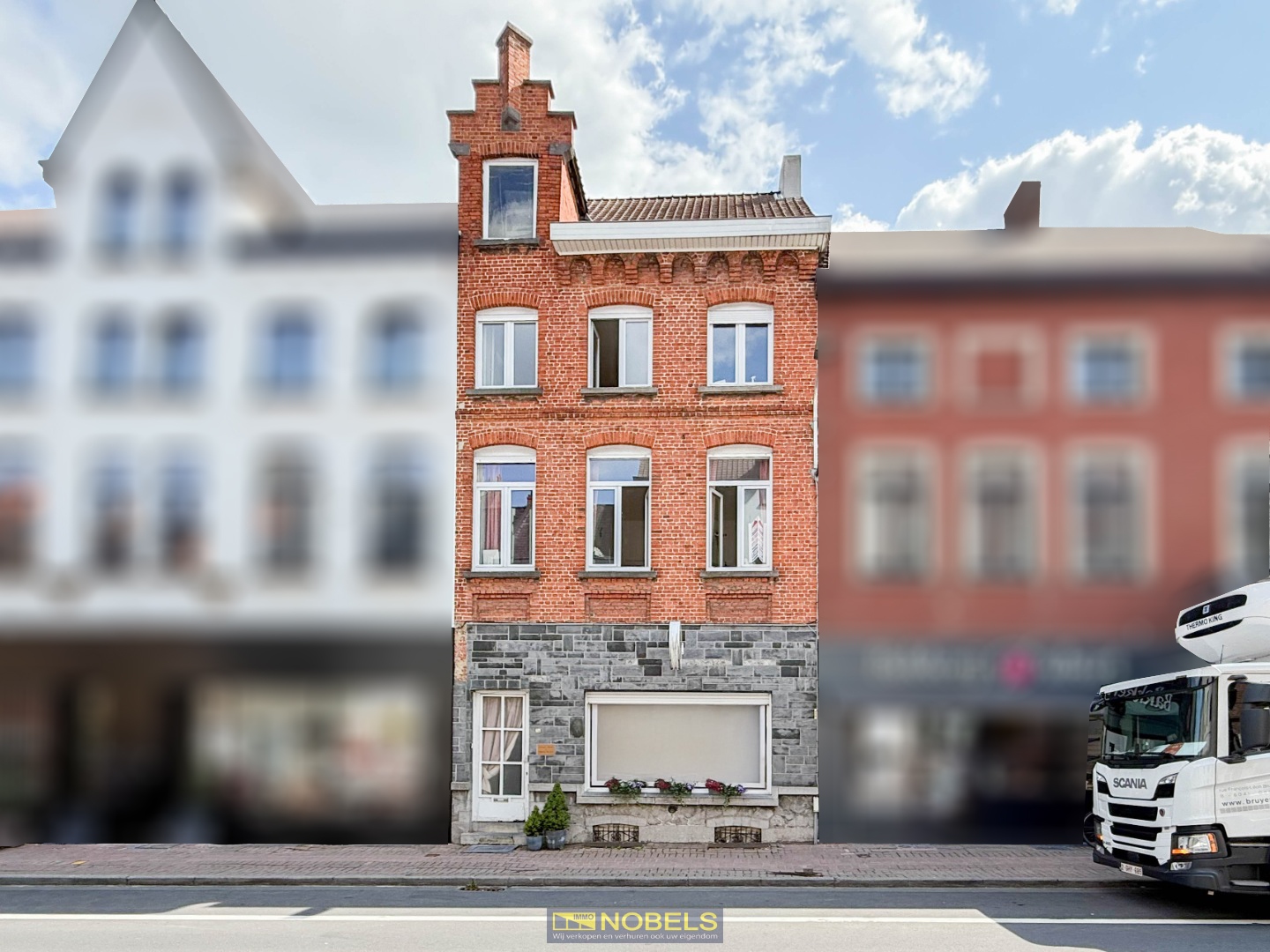 Te koop, opgefrist herenhuis (283m²) met authentieke elementen en stadstuint in centrum Ronse - foto 2