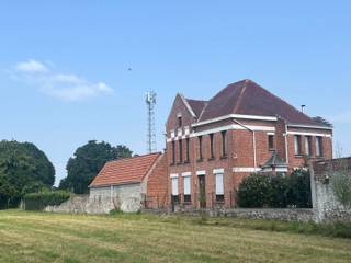 In deelgemeente Zingem bieden we binnenkort een fantastische villakavel aan. Het perceel is gelegen in woonuitbreidingsgebied, is zonevreemd. Er staat een bestaande woning op die kan gesloopt worden waardoor je kan bouwen aan 6% btwtarief. De inplanting kan gewijzigd worden. De woning mag naast de bestaande bijgebouwen een volume hebben van 1000m³. Het perceel kijkt uit op velden en is uniek qua ligging. De oppervlakte van het terrein is 2166m².<br /><br />De grond heeft de beste score op vlak van water. De bodemattesten zijn blanco. Alle gebouwen die zich momenteel voor het gebouw bevinden worden kortelings gesloopt! Deze gronden werden verkaveld in 3 bouwgronden.<br /><br />Op de kavels 1,2 en 3 komt een bouwproject en het gaat hier over lot 4 die u duidelijk ziet op de derde foto<br /><br />Zingem is een prachtig dorp aan de Schelde waar héél weinig aanbod is. het is er leuk om wonen. Zingem leeft, alle voorzieningen, zelfs een station zijn vlakbij.<br /><br />Aarzel niet om ons te contacteren op 0478/22 69 01